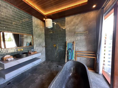 Ένα μπάνιο στο Uma Swari Suites Villa Sidemen