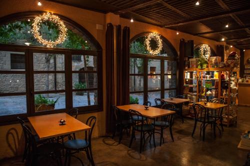 Restaurace v ubytování Loft con chimenea y terraza con vistas - Cal Caterino