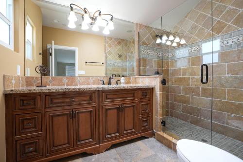 Koupelna v ubytování Nostalgic PoolJacuzzi Home: GameRm1.8 Mi 2Disney