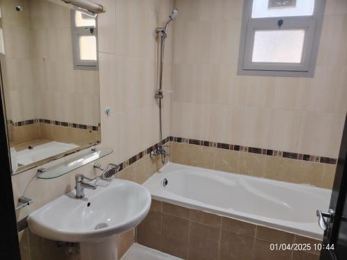 Ένα μπάνιο στο Furnished 2bhk in Shabiya 11