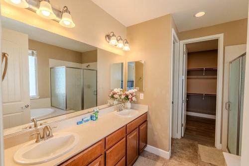 Un baño con dos lavabos y un espejo grande. en Sierra Vista Retreat - Reno Tahoe, en Reno