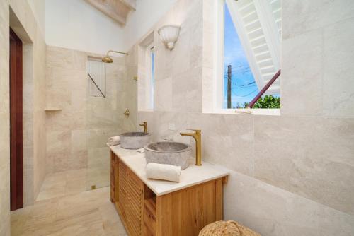 Phòng tắm tại Stunning ocean views with pool - Coral Cove House