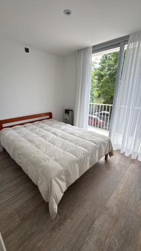 Postel nebo postele na pokoji v ubytování Triplex con 3 dormitorios, terraza y cochera