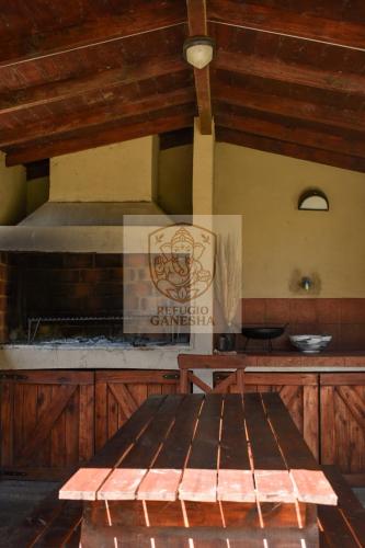 a restaurant with a grill with a table in front of it at Casa Parvati Chapadmalal in Chapadmalal