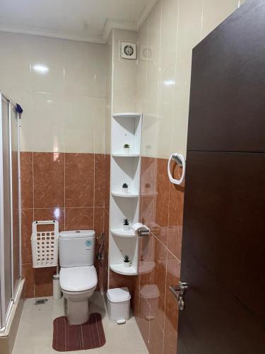 a small bathroom with a toilet and a shower at Confort & Emplacement, Pieds dans l'eau in Mansouria