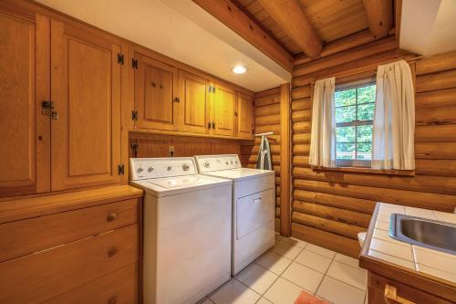 a kitchen with a washer and dryer and a sink at Baja Norte in Rockford