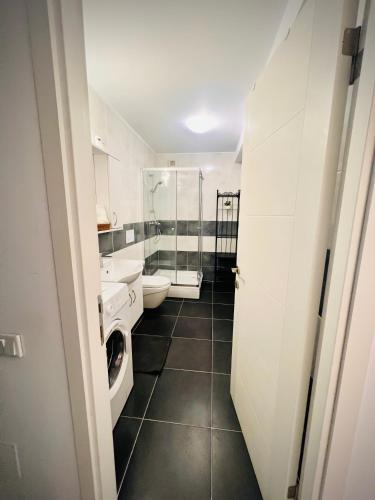 Ένα μπάνιο στο Airport Gardens Studio