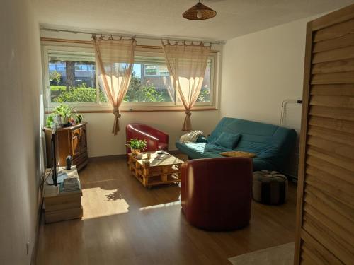 Ein Sitzbereich in der Unterkunft Chambre cozy, vue sur jardin, proche Tram centre ville & aéroport