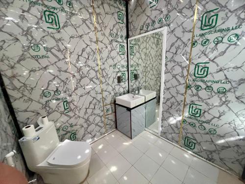 Ένα μπάνιο στο Al Salam Desert Camp Oman