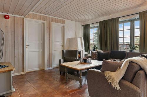 een woonkamer met een bank en een tafel bij Trysilfjell 752E by Vacation Trysil in Trysil