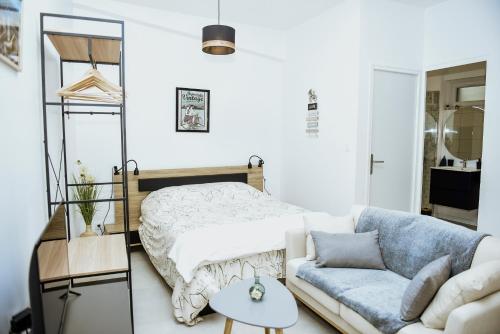 a living room with a bed and a couch at La Manutention in Saumur