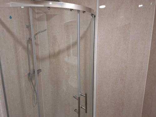 eine Dusche mit Glastür im Badezimmer in der Unterkunft Pearl Beach House, Lincs in Mablethorpe