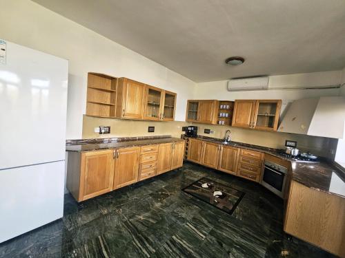 Kuchyň nebo kuchyňský kout v ubytování Spacious Swieqi Villa for Families Groups Close to Paceville and St Julians