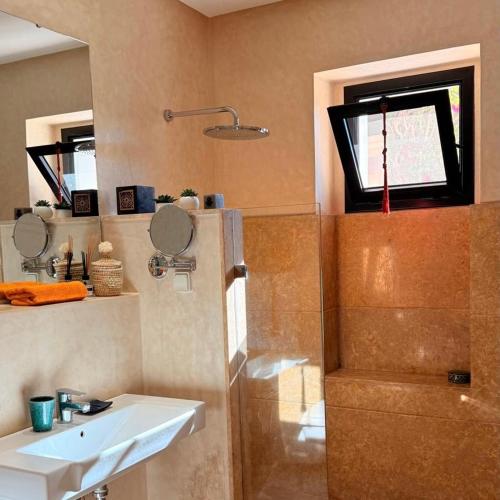 a bathroom with a sink and a shower at Villa Louisa Piscine chauffée sans vis à vis DYAR SHEMSI in Taroudant