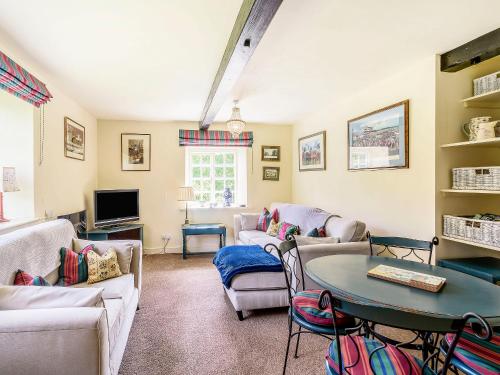 TV a/nebo společenská místnost v ubytování Coach House - E5120