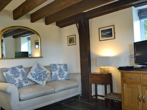 ein Wohnzimmer mit Sofa und Fernseher in der Unterkunft The Pigsty Cottage E2783 in Llanyblodwel