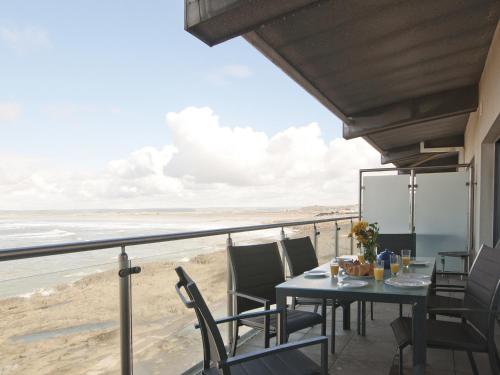 een tafel op een balkon met uitzicht op het strand bij Sea Side in Westward Ho