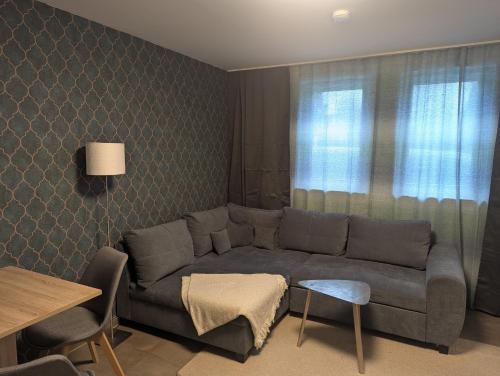 エアフルトにあるCozy Ferienwohnung Meet and Greet am Radfernwegのソファとテーブルのあるリビングルーム