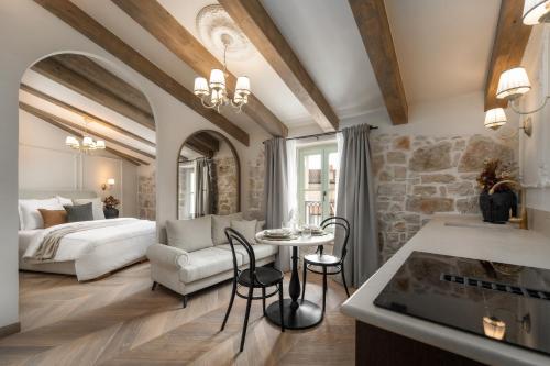 Silent Stone Apartment II