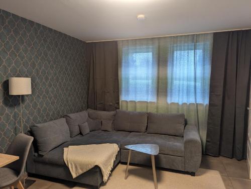 エアフルトにあるCozy Ferienwohnung Meet and Greet am Radfernwegのソファと窓のあるリビングルーム