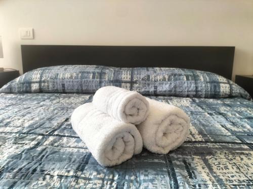 a pile of towels sitting on top of a bed at Appartamento Muscatel in Piobesi dʼAlba