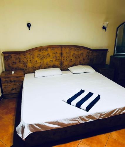 une chambre avec un lit avec une tête de lit en bois dans l'établissement Apartments in Ain Sokhna in Porto, à Ain Sokhna