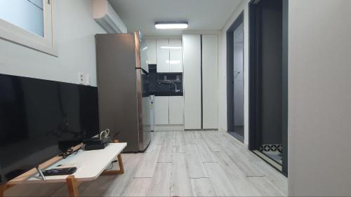 세인트빌리지 في Kup'o: غرفة بها مكتب ومغسلة