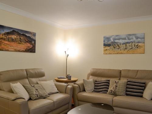 AbergynolwynにあるHoot Houseのソファ2つとテーブルのあるリビングルーム