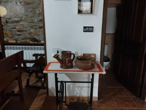 a table with two cups on top of it at Rincón del Bierzo in Borrenes