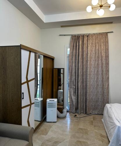 une chambre avec un lit, une télévision et une fenêtre dans l'établissement Amer Group Villas and Chalets on the Pool, à Ain Sokhna