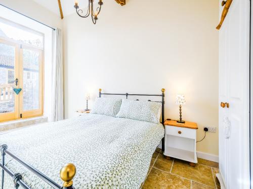 Una habitación blanca con una cama y una ventana en Pipistrelle - Uk30758, en Bream