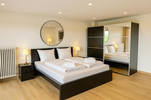 Ένα ή περισσότερα κρεβάτια σε δωμάτιο στο Alpenpanorama Renoviertes Apartment mit Bergblick