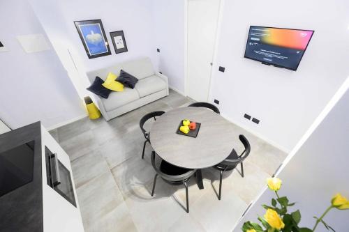 a small living room with a table and a couch at Suite Andrea-Luxury Central Suite in Bergamo