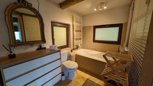 een badkamer met een bad, een toilet en een wastafel bij Chata z Widokiem in Międzybrodzie Bialskie