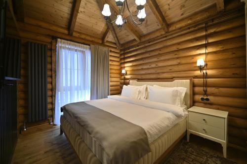 En eller flere senge i et værelse på La Foresta Dilijan - Family & Friends Resort