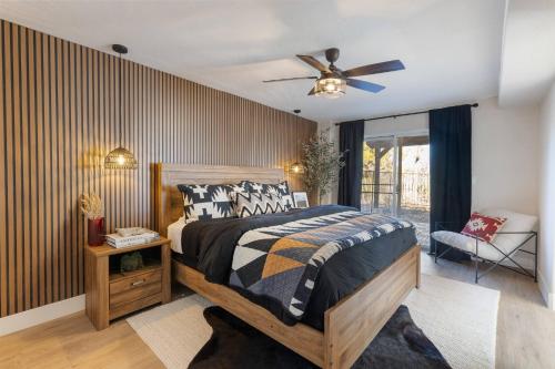 Un dormitorio con una cama y un ventilador de techo. en Four Bears Cabin, 2025 remodel. Rustic & Modern., en Long Valley Junction