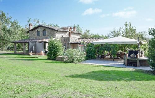 una casa con una mesa de picnic en un patio en Lake Front Home In Arezzo Ar, en Antria