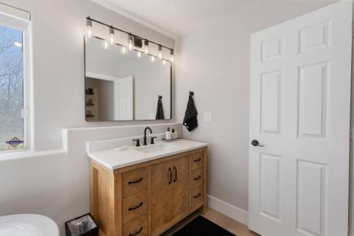 un baño con lavabo y espejo en Four Bears Cabin, 2025 remodel. Rustic & Modern., en Long Valley Junction