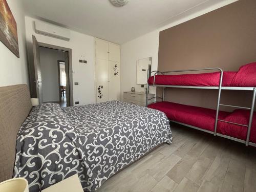 塔贾Appartamento Le Palme的一间带两张双层床的卧室