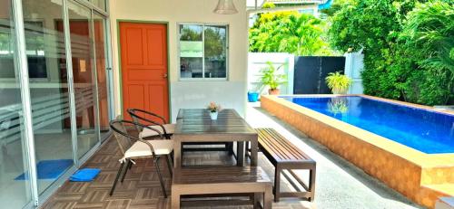 Swimmingpoolen hos eller tæt på บ้านชายเล ปราณบุรี Baan Pare