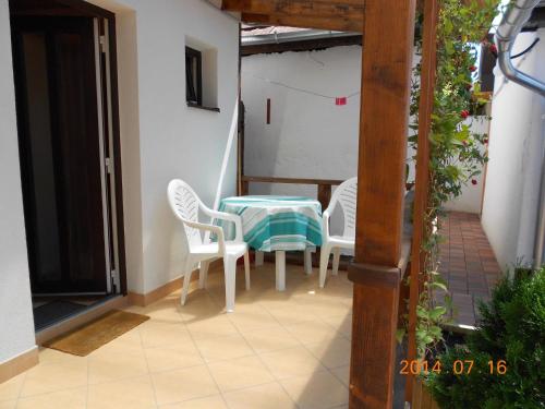 Una mesa y sillas en un patio. en Apartments in Siofok - Balaton 35627, en Siófok