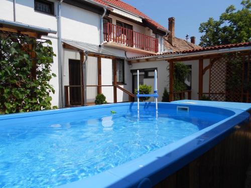 una piscina frente a una casa en Apartments in Siofok - Balaton 35627, en Siófok