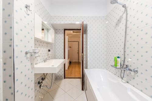 Koupelna v ubytování Cozy Condo in Bllok 5 min walk from Central Park