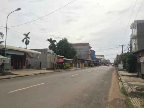 an empty street in a town with buildings at Savet Guesthouse in Stœ̆ng Trêng