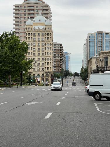un estacionamiento vacío con una furgoneta blanca en una ciudad en Baku View Hostel, en Baku