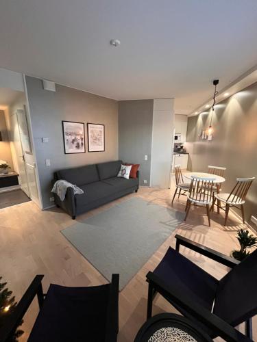 un soggiorno con un divano e un tavolo di Apartment Secret a Rovaniemi