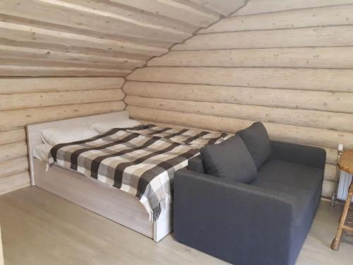 une chambre avec un lit et une chaise dedans dans l'établissement Садиба Bokoras, à Vyshka