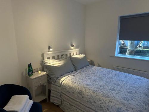 ein kleines Schlafzimmer mit einem Bett und einem Fenster in der Unterkunft Westport Coastal Cottage in Westport