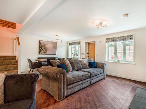 Wainfleet All SaintsにあるXxxb- Uk34815のソファとテーブルのあるリビングルーム