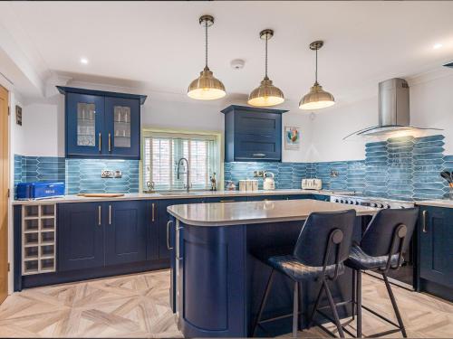 Wainfleet All SaintsにあるXxxb- Uk34815のキッチン(青いキャビネット、バースツール2つ付)